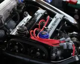 Motore elaborato con coperchio valvole "16 VALVE", candele rosse e pulegge. Un aggiornamento centralina auto potrebbe ottimizzare queste prestazioni.