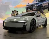 Concept car Toyota Corolla 2026, un'auto elettrica dal design futuristico con linee affilate e luci a LED.