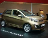 Kia Picanto color oro, in esposizione. Nessun difetto visibile, solo un'auto nuova.