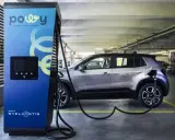 Stazione di ricarica Powy per auto elettriche, con un SUV Jeep Avenger in carica. Un esempio di moderni punti di ricarica auto elettriche.