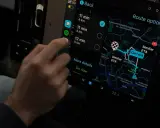 Navigazione in un'auto Tesla con Apple CarPlay, visualizza le opzioni di percorso e la mappa.