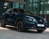 Nissan Juke 2026, un SUV compatto dal design audace, sfreccia in città.