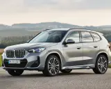 BMW X1 grigio metallizzato in posa su strada con sfondo naturale. Scopri le diverse bmw x1 motorizzazioni disponibili per questo SUV.