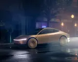 Un futuristico tesla taxi dorato attende su una strada bagnata, illuminato da insegne al neon e lampioni.