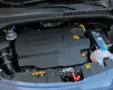 Motore MultiJet di un'auto compatibile con biodiesel. Componenti visibili: batteria, filtro aria, serbatoio liquido raffreddamento.