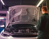 Meccanico osserva il motore aspirato, capendo il suo significato e funzionamento.