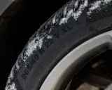 Pneumatici M+S con neve sul battistrada, pronti per affrontare l'inverno.