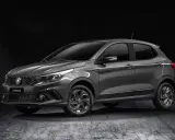 Fiat Argo grigio scuro, un'auto compatta con linee moderne, su sfondo scuro.