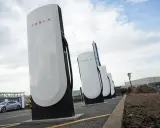 Stazione di ricarica Tesla Supercharger, con una Tesla in carica. Il costo del servizio è un fattore importante per i proprietari.