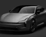 Polestar auto grigia, con fari a LED distintivi e cerchi in lega sportivi, su sfondo scuro.