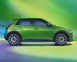 Renault 5 elettrica: prestazioni agili e design iconico in verde brillante.
