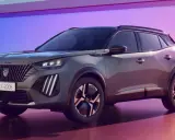 Nuova Peugeot E-2008, un SUV elettrico con design audace. Nonostante le sue qualità, alcuni utenti segnalano piccoli difetti.