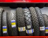 Vari tipi di pneumatici tubeless per moto, con battistrada diversi per ogni esigenza.