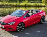 Opel Cascada rossa cabriolet, elegante e sportiva, con interni in pelle nera. Nessun problema visibile, solo un'auto da sogno.