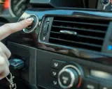 Dito si vede quanto costa cambiare il motorino di avviamento, con una mano che preme il pulsante di accensione.