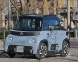 Citroën Ami grigia con grafica nera, un veicolo elettrico compatto, ideale per la città, con la sua batteria efficiente.