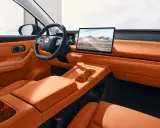 Interni eleganti e moderni della Leapmotor C10, con sedili in pelle arancione, ampio display centrale e volante sportivo.