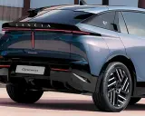 La Lancia Gamma 2026, un'auto dal design futuristico, mostra il suo posteriore elegante con luci a LED e il logo Lancia.