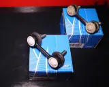 Due biellette auto SKF, componenti essenziali per la stabilità del veicolo, posizionate su scatole blu.