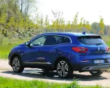 Renault Kadjar 1.5 dCi 110cv blu su sterrato. Nonostante la sua eleganza, alcuni proprietari segnalano renault kadjar 1.5 dci 110cv problemi.