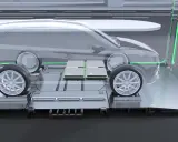 Un'auto elettrica trasparente su una piattaforma, con due pacchi batteria visibili sotto il pianale. Il sistema di battery swap è pronto.
