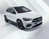 La nuova GLA 2026, un SUV bianco con tetto nero e interni rossi, si presenta in uno studio minimalista.