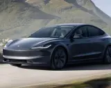 Tesla Model 3 grigia in movimento su strada panoramica, un'opzione tesla economica per esplorare la natura.