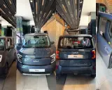 Tre Kia Ray, un'auto elettrica compatta, esposte in un salone moderno. La Kia Ray è pronta per il futuro.
