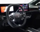 Volante e cruscotto digitale con schermi moderni, dettagli blu e logo Renault. Interni della nuova Clio 2026.