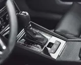 Interno auto con cambio automatico. Il lavaggio del cambio automatico è un'operazione importante per la manutenzione.