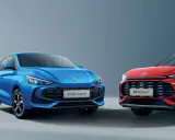 Due MG modelli, una blu e una rossa, presentate in studio. La MG3 Hybrid+ blu e la ZS Hybrid+ rossa mostrano il loro design moderno.