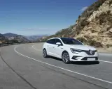 Renault Mégane E-Tech, un'auto elettrica che offre un'esperienza di guida fluida e silenziosa, ideale per esplorare paesaggi montani.