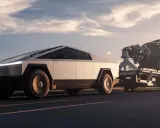 Cybertruck traino un motore di razzo, dimostrando la sua incredibile capacità di traino e il suo peso.