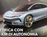 La nuova auto elettrica con 800 km di autonomia, un concept futuristico con cerchi dorati e linee aerodinamiche.
