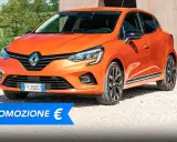 Nuova Clio 2026 GPL in arancione brillante, con un'offerta speciale in promozione.
