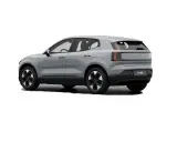 La Volvo EX30, con le sue dimensioni compatte, si presenta in grigio metallizzato, mostrando un design moderno e distintivo.