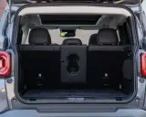 Bagagliaio aperto di una Jeep Renegade, con sedili posteriori abbassati. Le dimensioni sono perfette per ogni avventura.