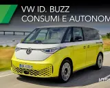 Volkswagen ID. Buzz giallo e bianco in corsa, con testo "Consumi e Autonomia". Un viaggio elettrico senza pensieri.