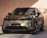 Lynk & Co 08, un SUV moderno con fari a LED distintivi, si presenta con un design audace su uno sfondo di mattoni.