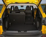 Bagagliaio aperto di una Jeep Avenger gialla, con sedili posteriori abbassati per massimizzare lo spazio di carico.