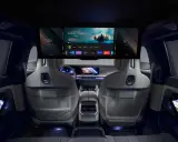 Interni lussuosi della BMW i7 con un grande schermo per l'intrattenimento e schermi sui pannelli delle porte.