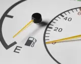 Indicatore di benzina esaurita, con la lancetta sull'E. La spia del serbatoio vuoto è accesa.