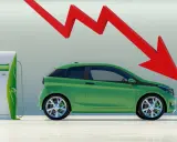 Freccia rossa in picchiata su un'auto elettrica verde vicino a una colonnina di ricarica, simbolo di un flop.
