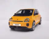 Renault elettrica piccola color arancio brillante, con fari rotondi e scritta "Twingo E-Tech Electric" sul frontale.