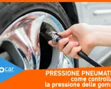 Controllo gomme auto: una mano collega il tubo di un compressore alla valvola di un pneumatico cromato. Essenziale per la sicurezza.