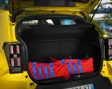 Bagagli rossi con strisce blu nel bagagliaio di una Fiat Panda, dimensioni generose per ogni avventura.