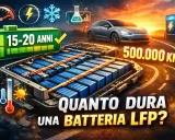 Batteria LFP: 15-20 anni, 500.000 km. Un'auto elettrica in carica con un pacco batterie LFP in primo piano.