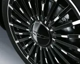 Cerchione nero lucido con logo Fiat 500. La pressione pneumatici corretta è fondamentale per la sicurezza della tua Fiat 500.