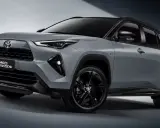 La nuova Yaris Cross 2026, un SUV compatto grigio metallizzato con dettagli neri, si presenta con un design audace e moderno.