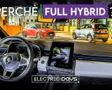 Interno di un'auto con volante e schermo. Fuori, due auto, una rossa e una grigia, con la scritta "PERCHÈ FULL HYBRID?".